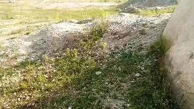 Sonali Randi Ne Khet Me Public Ke Beech Choot Me Fingering Kiya