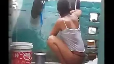 Amateur girl lets he lover watch as she takes a bath outdoors