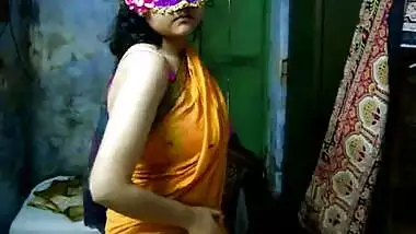 Indian XXX slut takes her yellow sari and stay with naked sex jugs