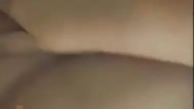 Amateur porn video where the Desi wench willingly shows big tits and pussy