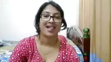 Nerdy Indian beauty performs little XXX sex show in front of webcam