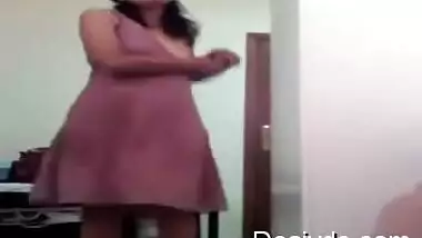 Aunt in chudi removing it and showing clip