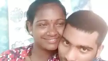 Handsome lover touches Desi cutie's XXX fruit and films it on camera