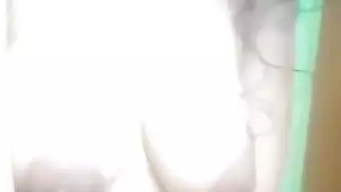 Sexy Desi Girl Shows her Boobs and Pussy
