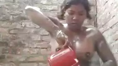 Desi village bhabhi poses nude for XXX video when taking a shower