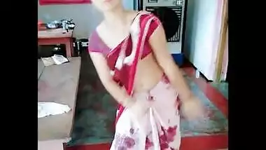 Cute babe preensi navel expose dance show