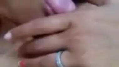 Beautiful Desi chick records herself masturbating for bf