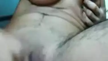 Hairy thighs desi babe play with pussy